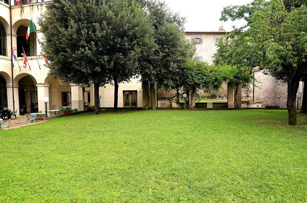 Ostello Palazzo Pierantoni Foligno Exterior foto