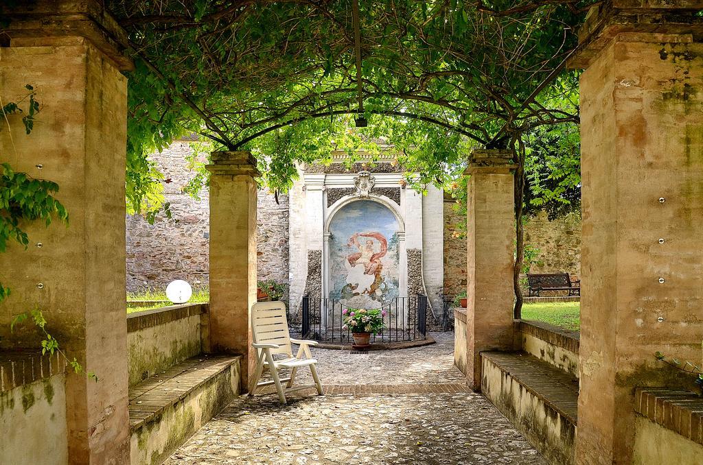 Ostello Palazzo Pierantoni Foligno Exterior foto