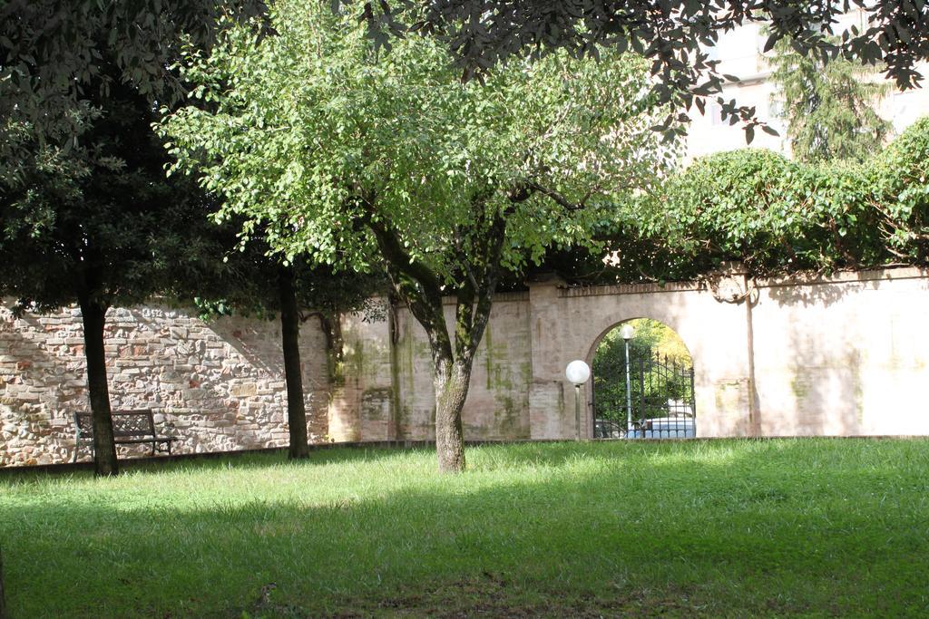 Ostello Palazzo Pierantoni Foligno Exterior foto