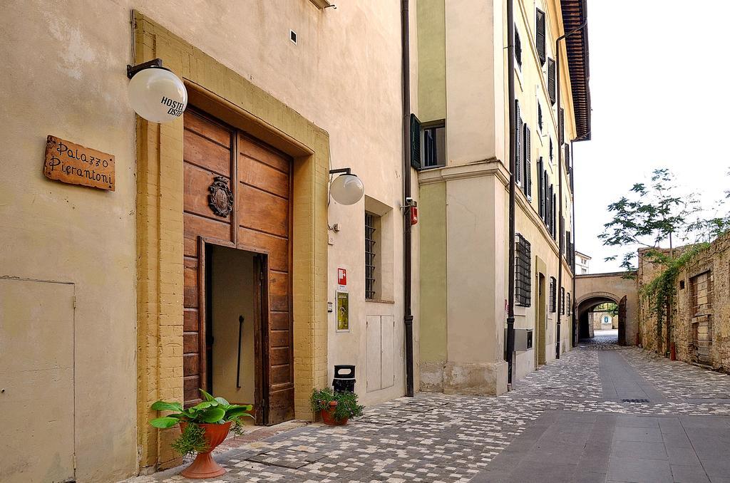 Ostello Palazzo Pierantoni Foligno Exterior foto