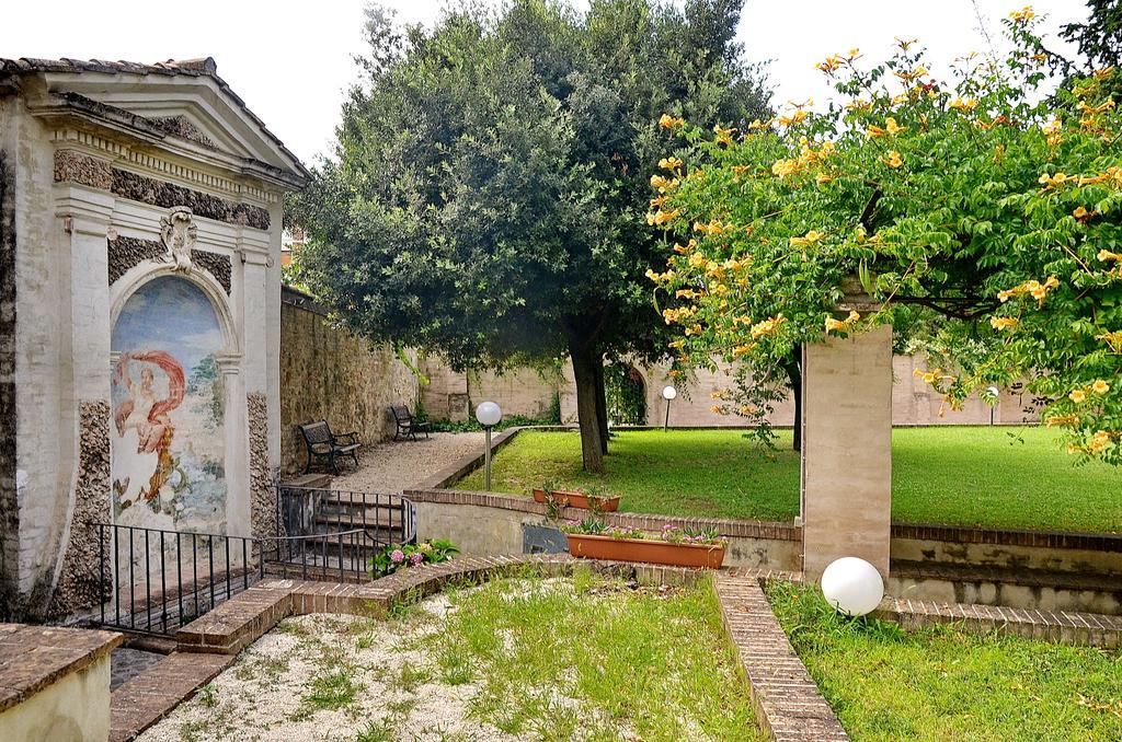 Ostello Palazzo Pierantoni Foligno Exterior foto