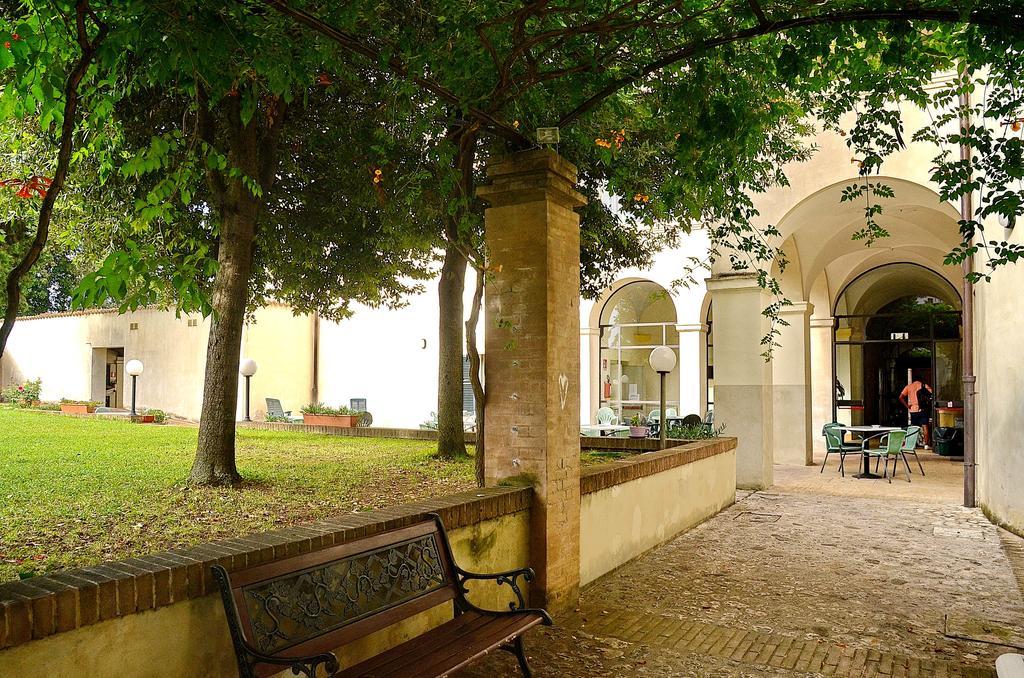 Ostello Palazzo Pierantoni Foligno Exterior foto