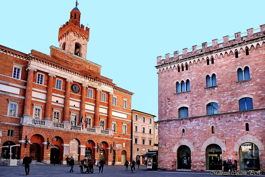 Ostello Palazzo Pierantoni Foligno Exterior foto