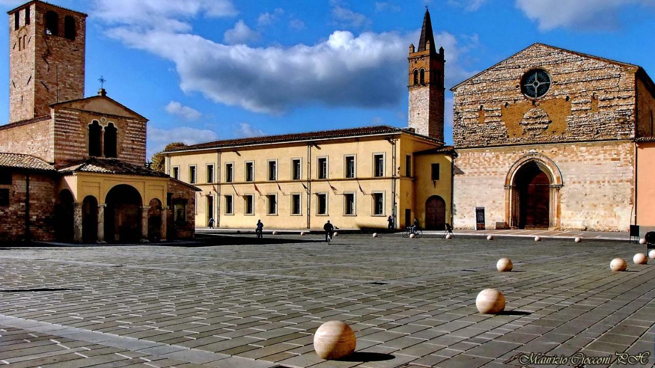 Ostello Palazzo Pierantoni Foligno Exterior foto