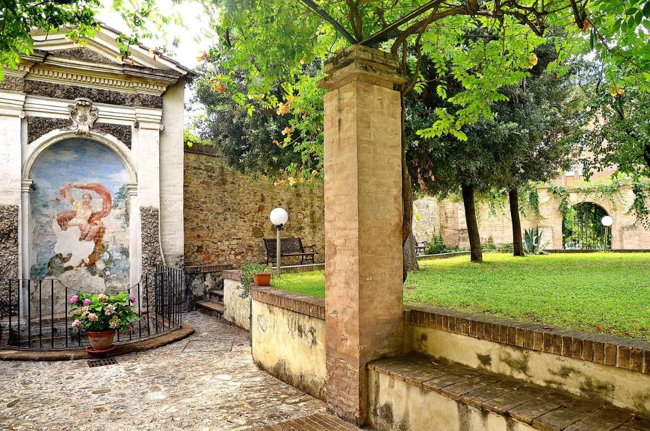 Ostello Palazzo Pierantoni Foligno Exterior foto